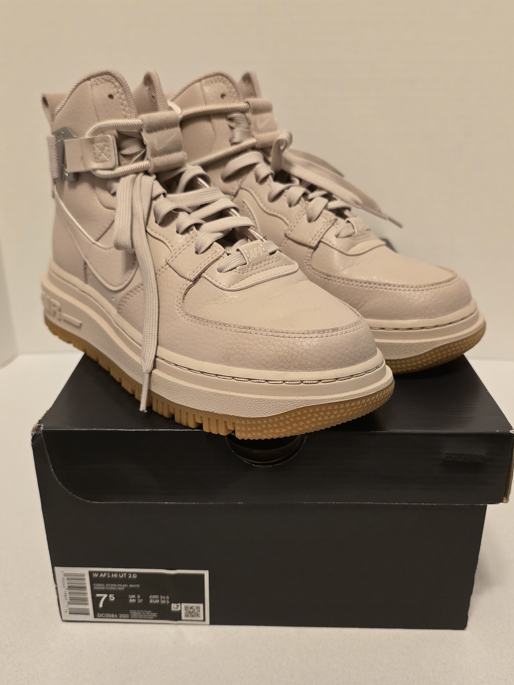 Nike Women’s AF1 Utility 2.0 Fossil Stone Sneakers